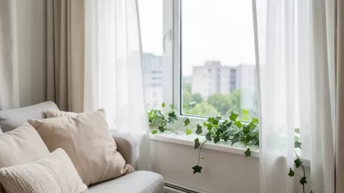 Aranżacja okna w salonie w bloku