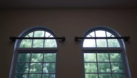 Dwa okna obok siebie jaki karnisz