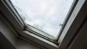 Jak umyć okno dachowe z dolnym otwieraniem