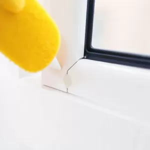 Jak usunąć klej z ramy okna