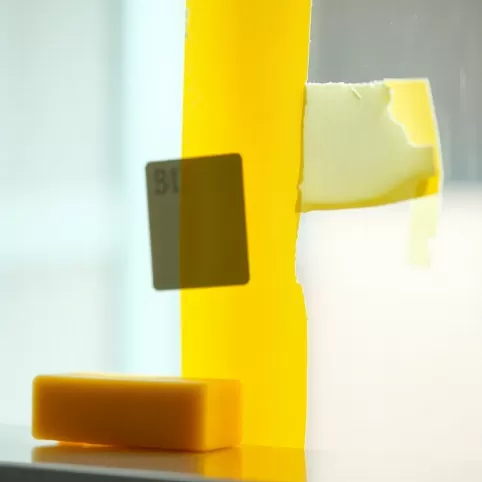 Jak usunąć zaschniętą taśmę z okna