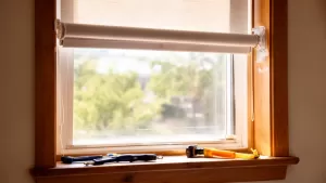 Jak zamontować roletę na okno nieotwierane