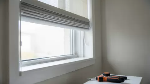 Jak zamontować roletę na okno z wywietrznikiem