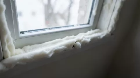 ocieplenie okna dachowego pianką