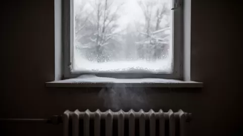 Otwarte okno a odkręcony grzejnik