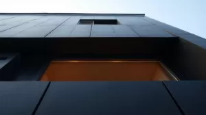 czarny dach jakie okna